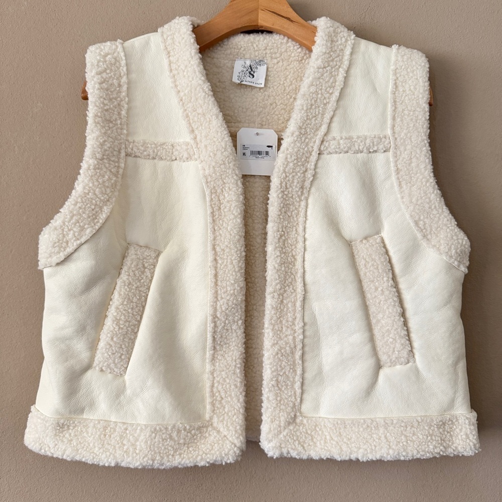 NWT Altar'd State Jailyn Sherpa Trim Cropped Vest Size L